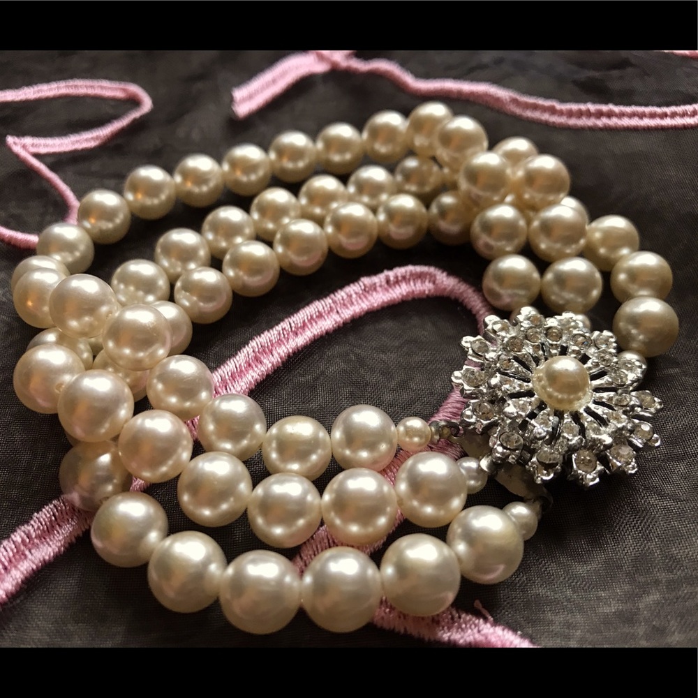 🌟 Tri-layered pearls bracelet